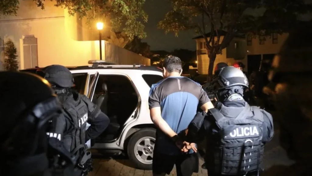 Agentes policiales y de inteligencia durante operativo de seguridad contra el crimen organizado