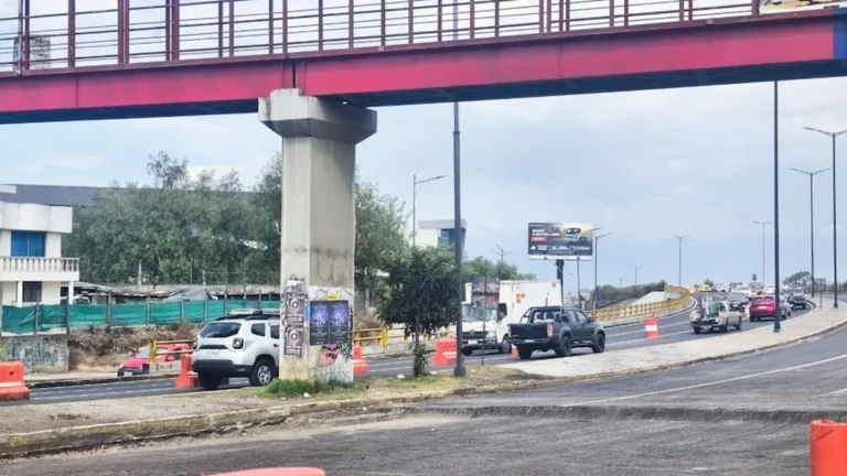 Maquinaria pesada trabajando en la colocación de asfalto en la Panamericana Norte de Quito