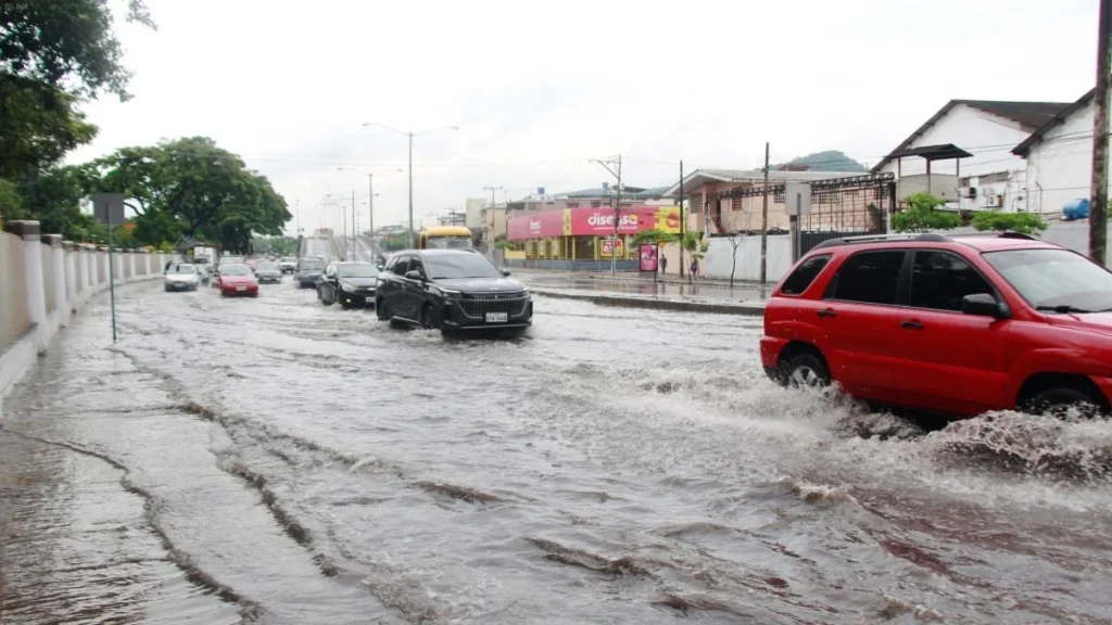Monitoreo meteorológico e inundaciones en avenidas de Guayaquil