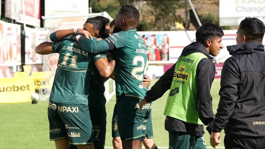 Acción de juego durante el partido disputado en el estadio 9 de Mayo
