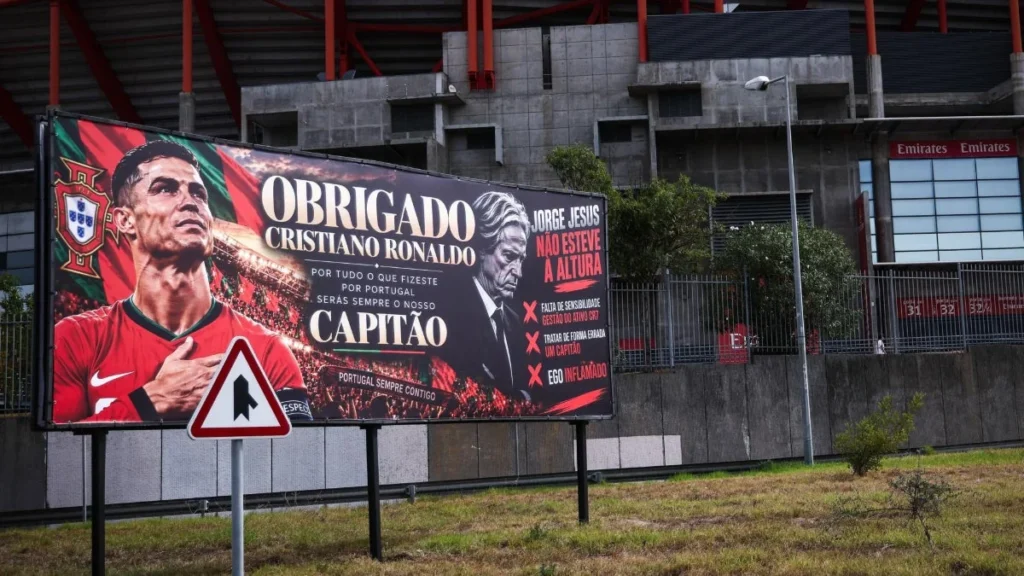 Pancarta de apoyo a Cristiano Ronaldo instalada en una calle de Lisboa