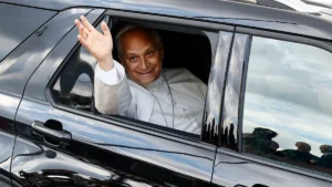 El papa León XIV saluda tras recibir el alta médica en Roma