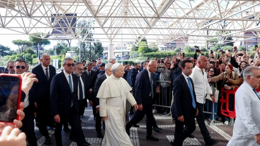 El papa León XIV durante una audiencia general en la plaza de San Pedro