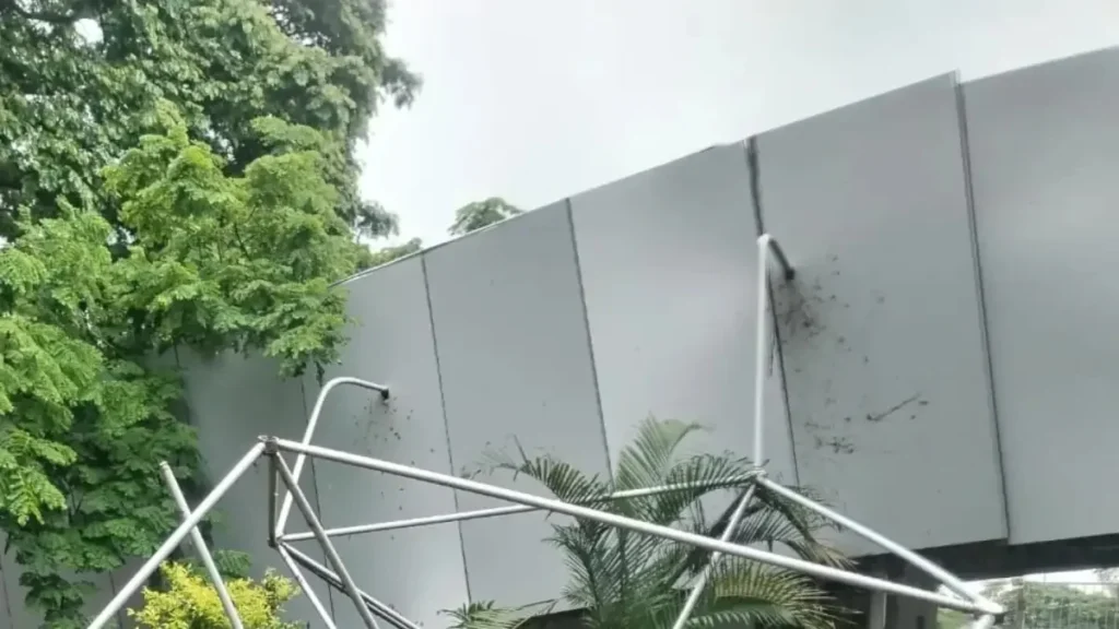 Senderos anegados e instalaciones cubiertas por el agua en Parque Lago Guayaquil
