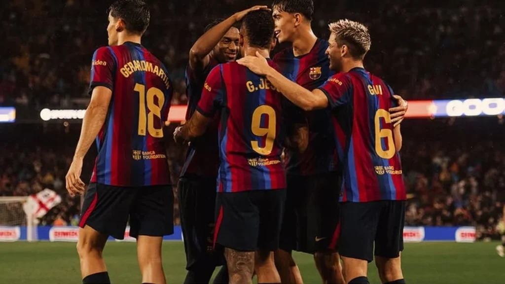 Balón oficial de la UEFA Champions League en campo de juego