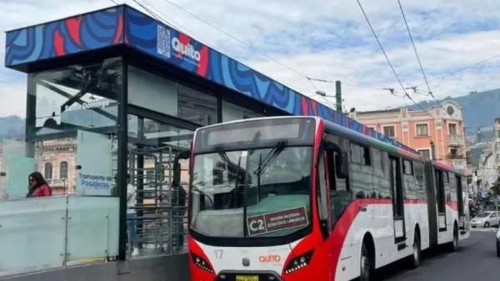Buses del sistema Ecovía y Trolebús en estación de transferencia de Quito