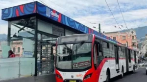 Buses del sistema Ecovía y Trolebús en estación de transferencia de Quito