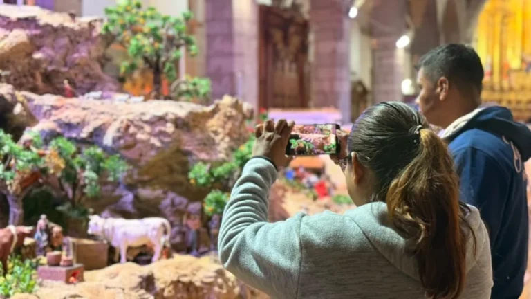 Montaje del Pesebre Monumental con figuras artísticas en la Catedral de Quito