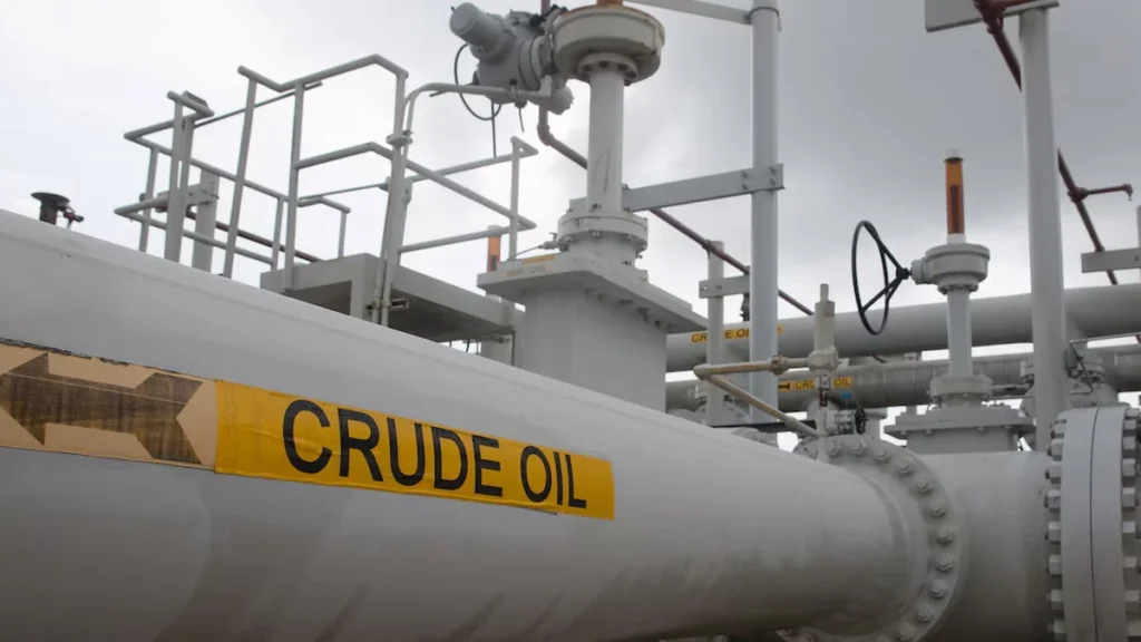 Plataforma petrolera y buque cisterna navegando en alta mar