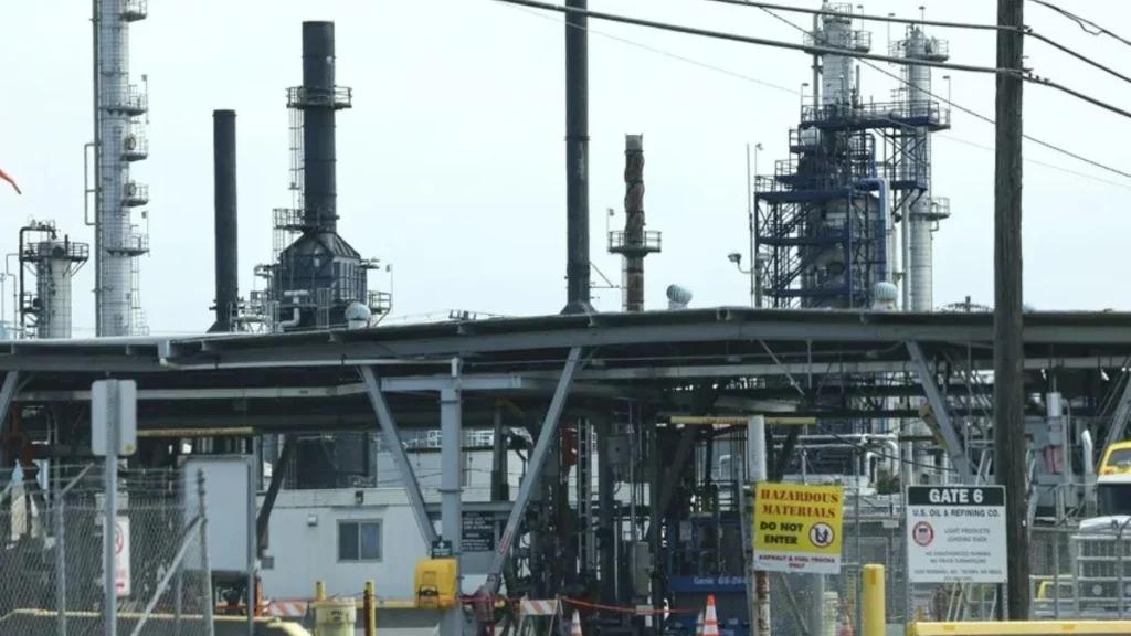 Petróleo supera los 100 dólares y Ecuador enfrenta una compleja paradoja económica
