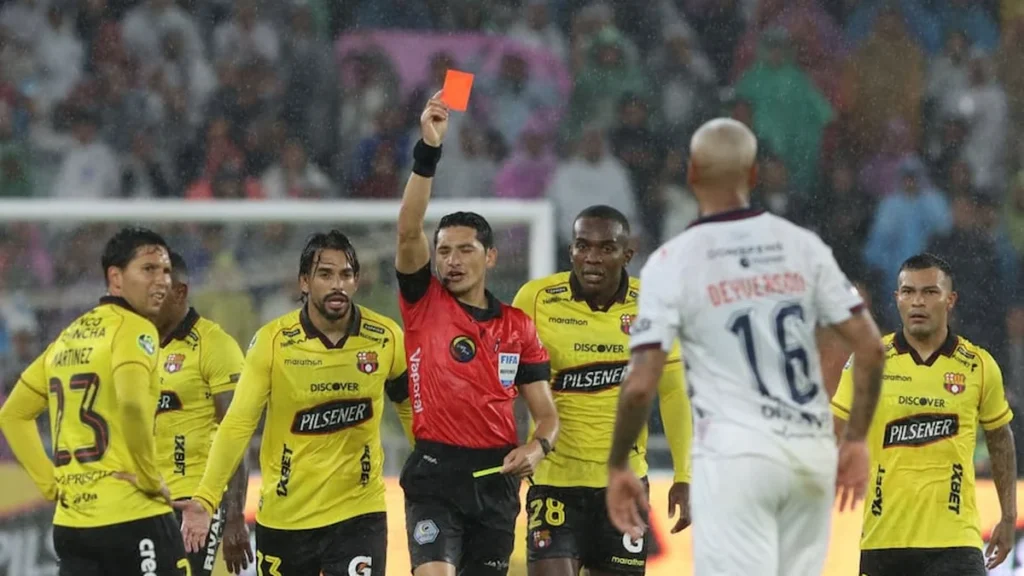 Deyverson jugador de Liga de Quito en el campo de juego