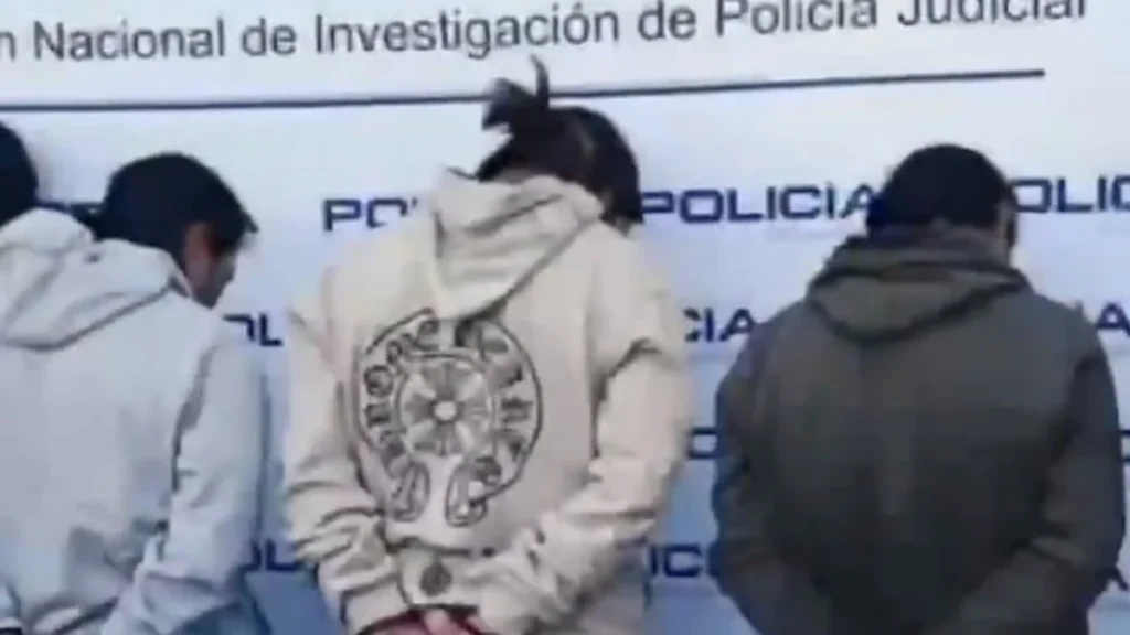 Agentes policiales y vehículos recuperados durante operativo en Pichincha