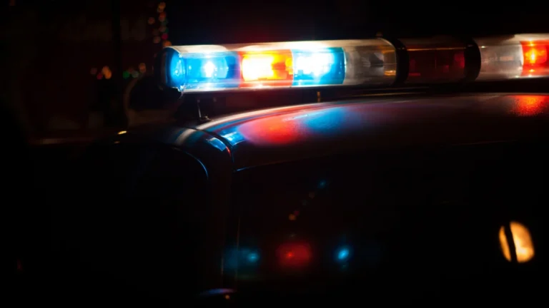 Agentes policiales inspeccionan la entrada oculta al búnker subterráneo