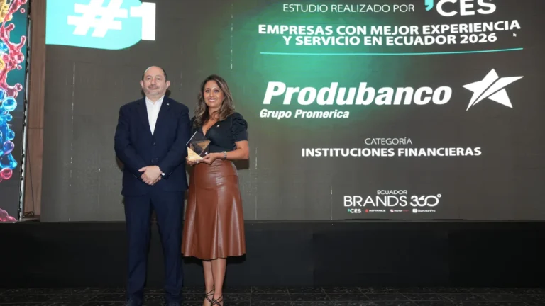 Entrega de galardón a Produbanco por liderar el ranking de confianza y servicio al cliente