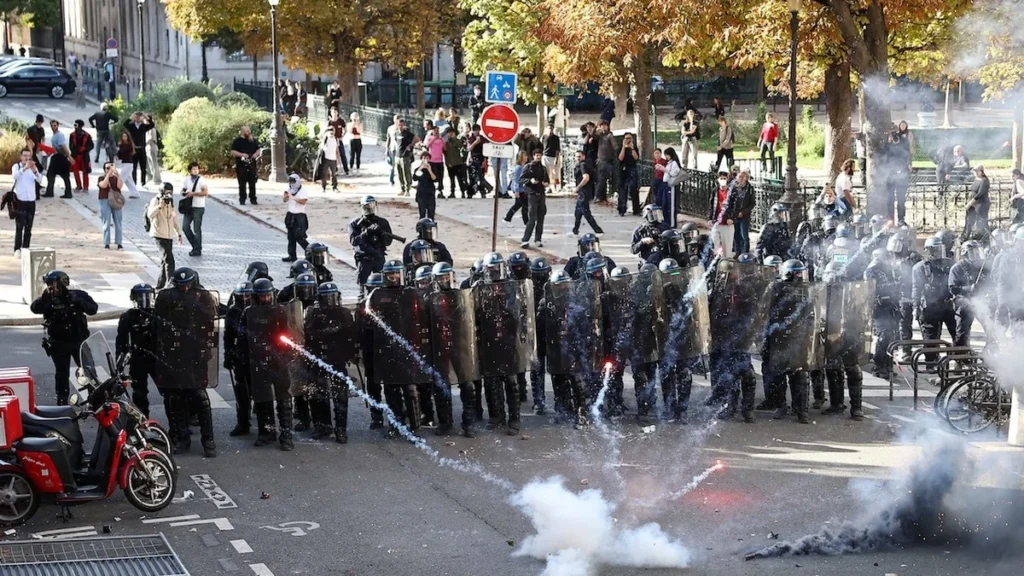 Estudiantes y docentes marchando por avenidas céntricas de París