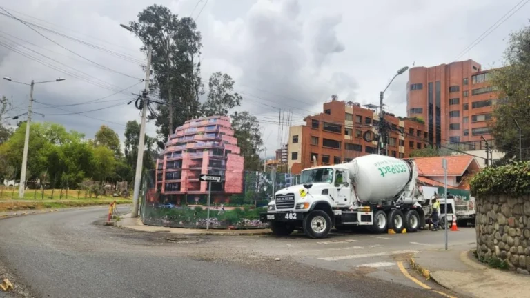 Obreros y maquinaria pesada en obra de construcción de viviendas