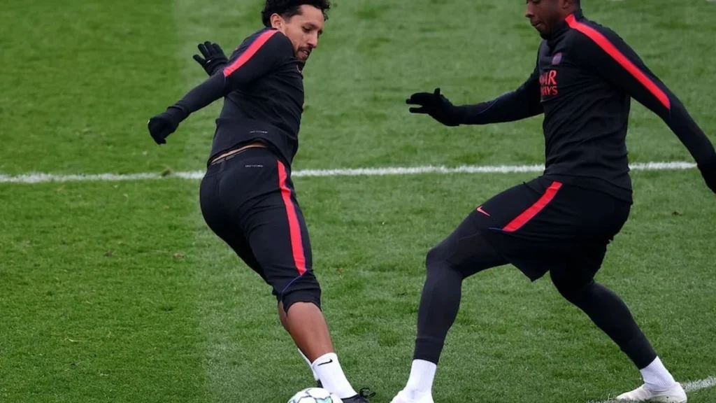 Willian Pacho zaguero ecuatoriano del PSG disputa el balón en la Champions League
