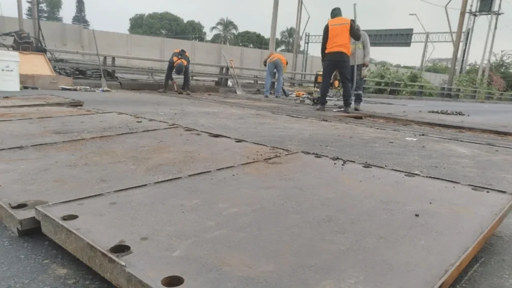 Trabajos de mantenimiento en juntas de dilatación del Puente de la Unidad Nacional