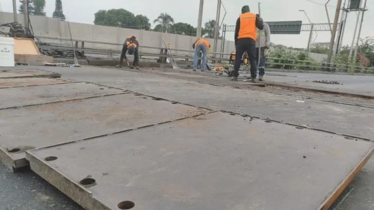 Trabajos de mantenimiento en juntas de dilatación del Puente de la Unidad Nacional
