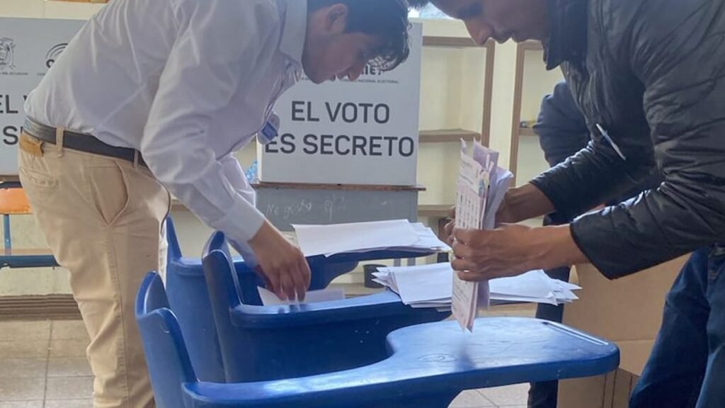 ¿Qué ocurre si no cancela las multas pendientes ante el CNE en Ecuador?