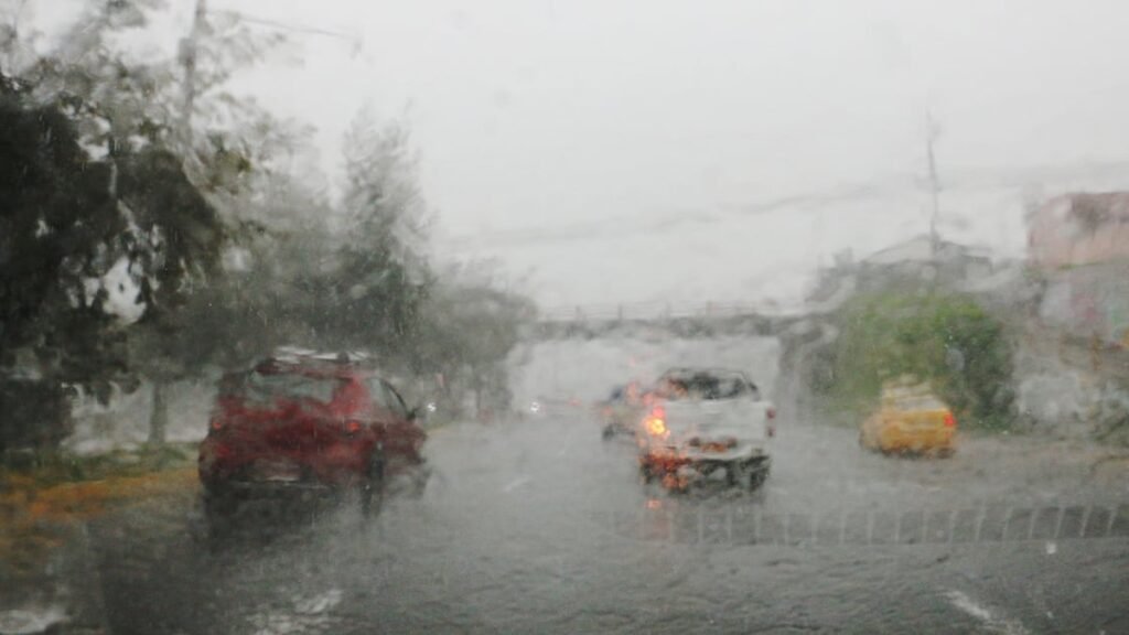 Quito bajo alerta por lluvias y tormentas hasta el 25 de octubre, según Inamhi