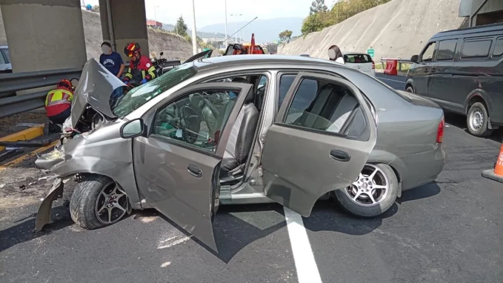 Tránsito vehicular congestionado en la avenida Simón Bolívar en Quito tras siniestro vial