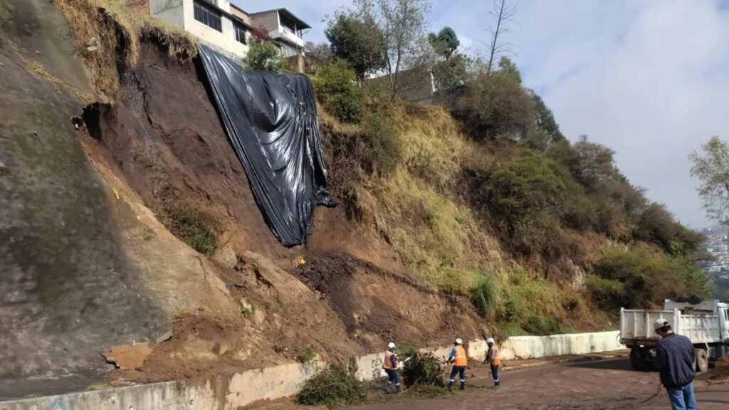 Quito: Reabren vía hacia autopista Rumiñahui tras limpieza