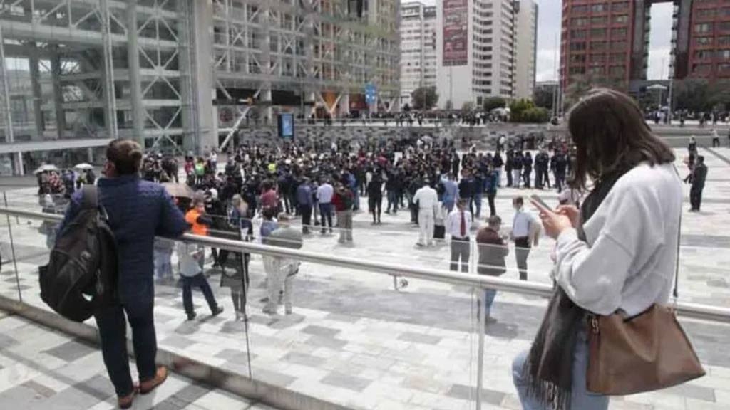 Equipos de rescate y ciudadanos participando en un simulacro de evacuación en Quito