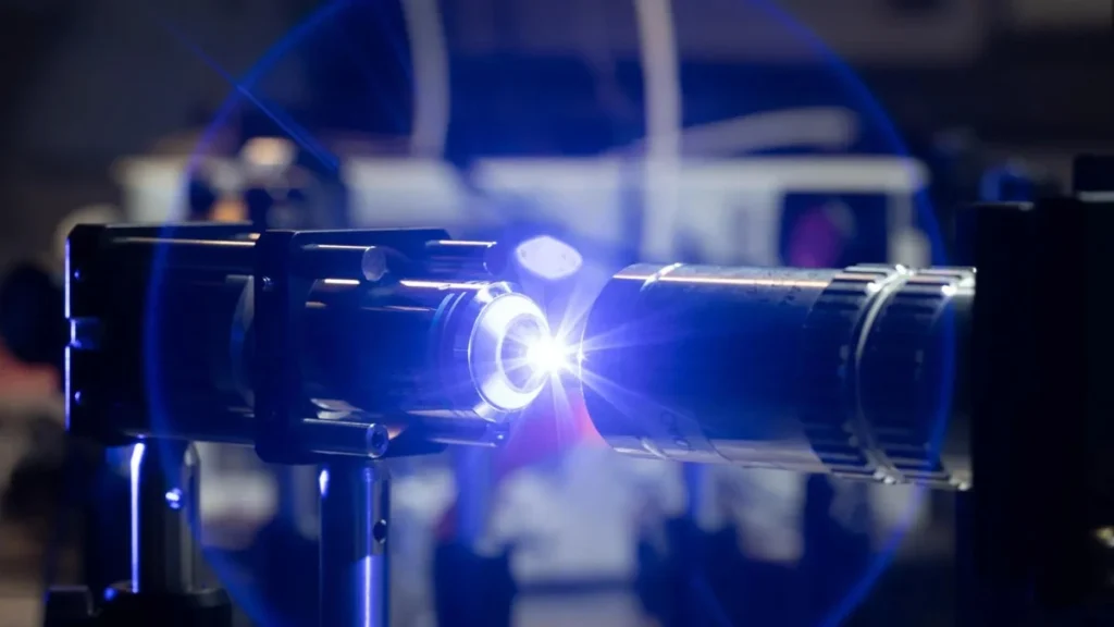 Dispositivo fotónico en chip semiconductor con luz láser para procesamiento veloz