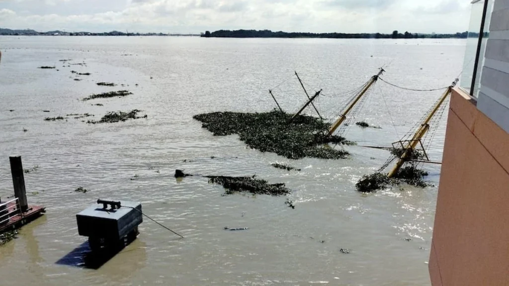 Personal de la Armada y buzos inspeccionando la zona del hundimiento del barco Morgan