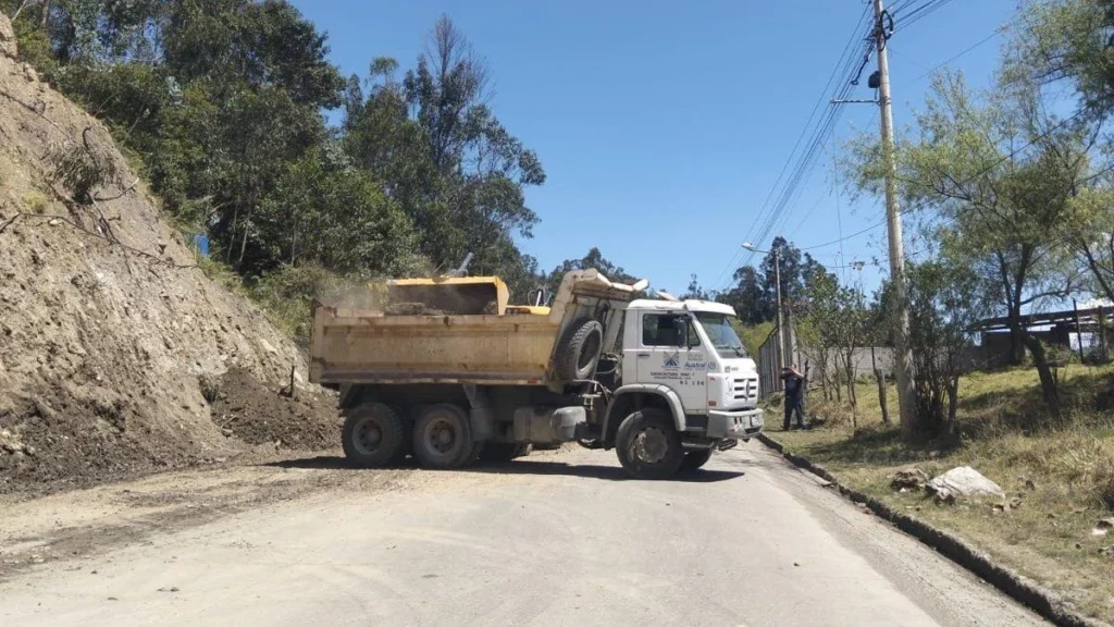 Maquinaria pesada retirando escombros y habilitando paso en carretera estatal de Ecuador