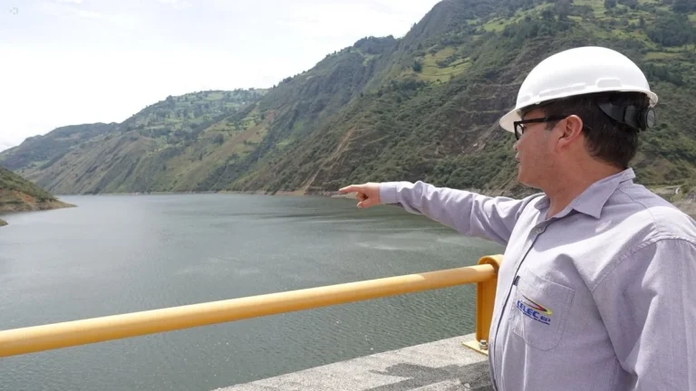 Panorámica de la represa hidroeléctrica de Mazar y el nivel del reservorio en el Austro