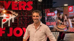 Ambiente renovado del restaurante Pizza Hut Centro Sur en Guayaquil