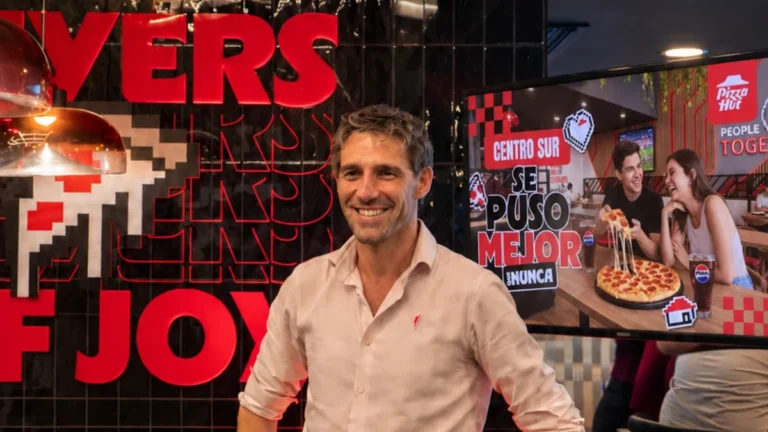 Ambiente renovado del restaurante Pizza Hut Centro Sur en Guayaquil