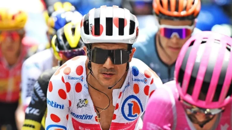 Richard Carapaz en competencia de ciclismo de ruta internacional