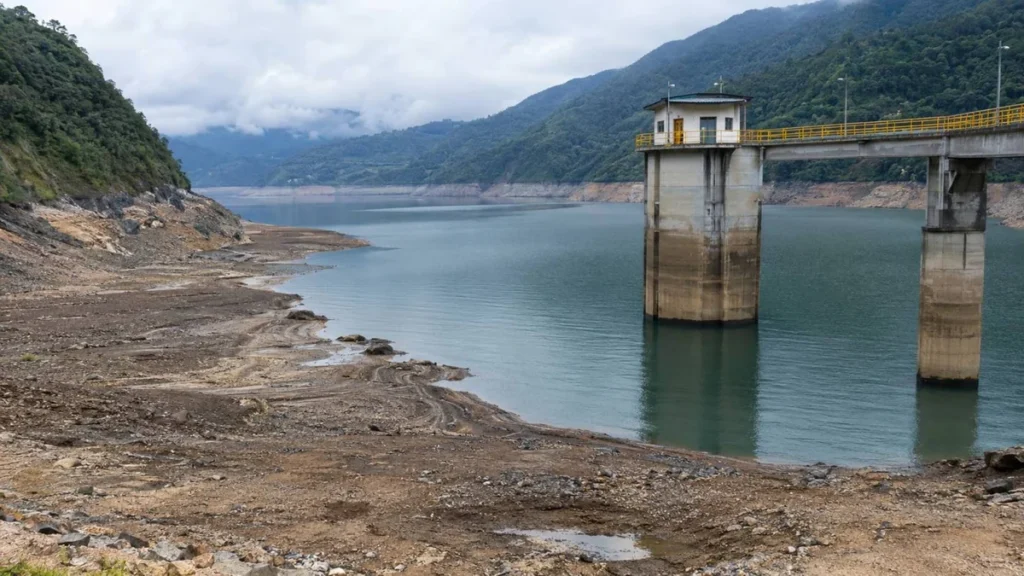 Nivel de agua drásticamente bajo en la presa de una central hidroeléctrica