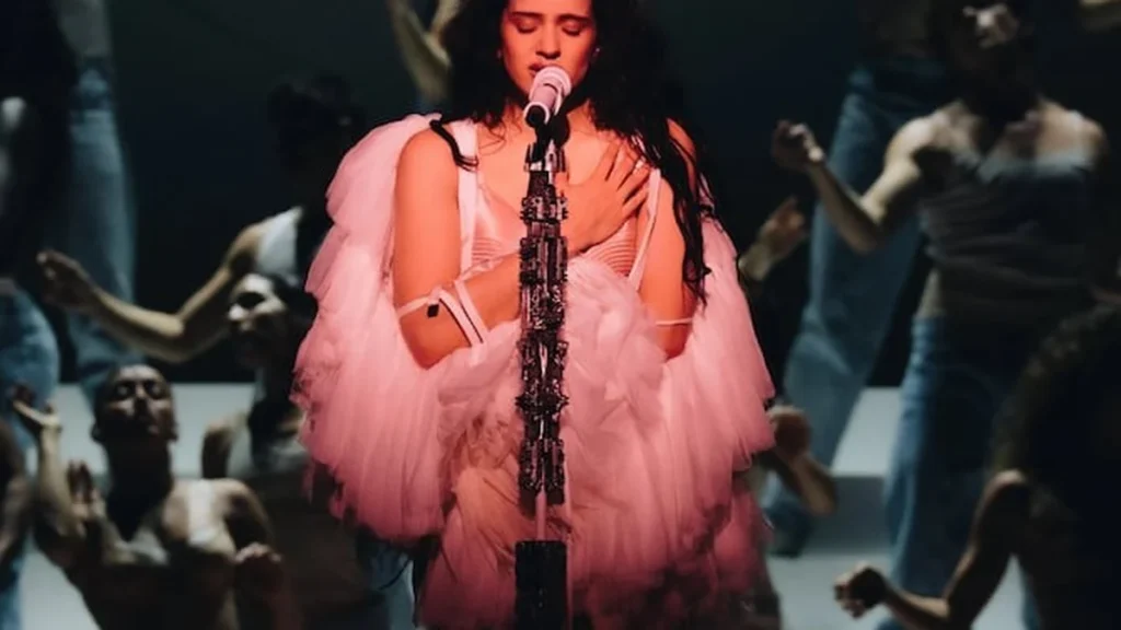 Presentación musical de Rosalía en el escenario del programa Saturday Night Live