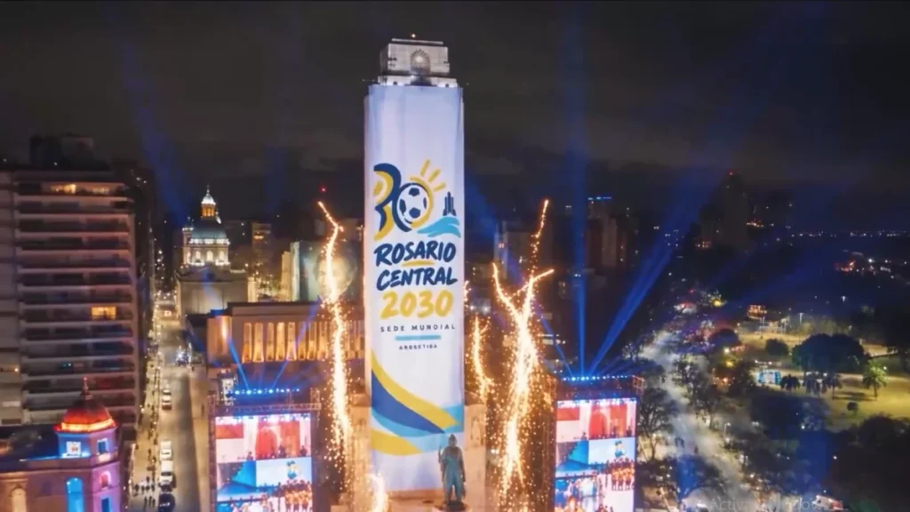 Estadio Gigante de Arroyito de Rosario Central iluminado para un partido oficial