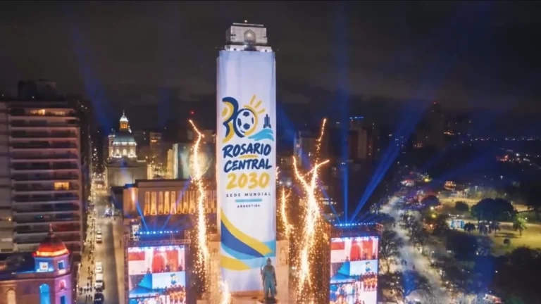 Estadio Gigante de Arroyito de Rosario Central iluminado para un partido oficial