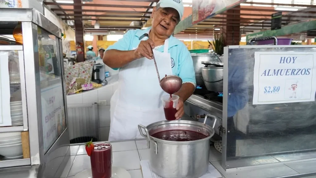 Venta tradicional de colada morada y guaguas de pan en mercados de Quito