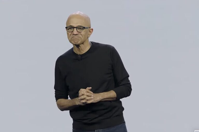 Satya Nadella y la gran promesa de Microsoft: 'Llevar inteligencia artificial accesible a cada escritorio'