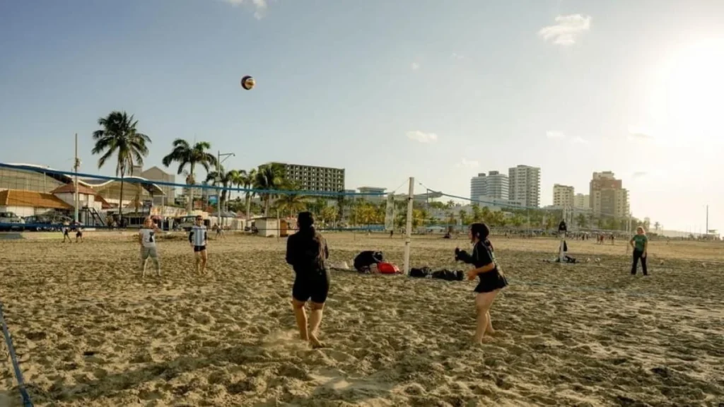 Turistas disfrutando en una playa costera de Ecuador durante un feriado