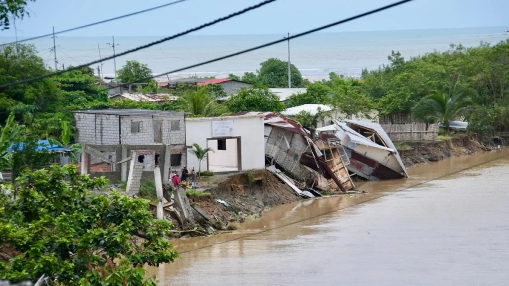Zonas anegadas y campos inundados tras el desbordamiento de ríos en la Costa ecuatoriana