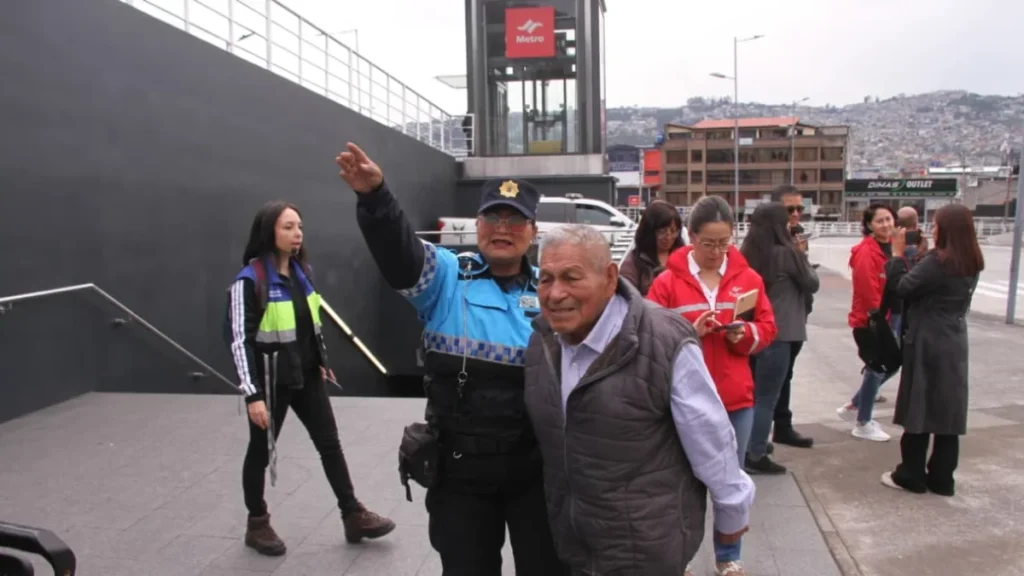 Usuarios en estación subterránea durante el simulacro del Metro de Quito