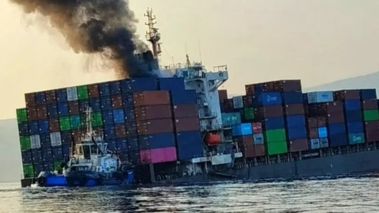Buque portacontenedores navegando en aguas internacionales cerca de Medio Oriente