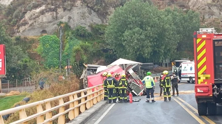 Rescate y atención de siniestro vial en el puente de Guachalá cantón Cayambe
