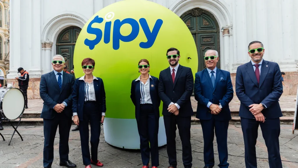 Comerciante cobrando con aplicación SIPY en Cuenca