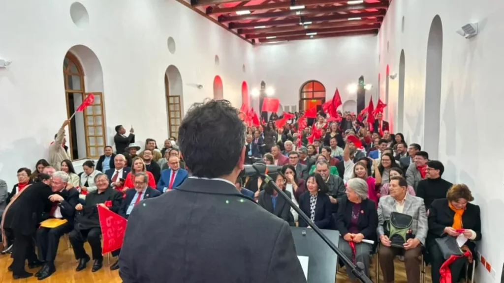 Banderas del Partido Socialista Ecuatoriano en asamblea