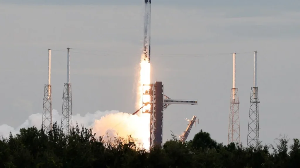 Lanzamiento de cohete Falcon 9 de SpaceX con tripulación