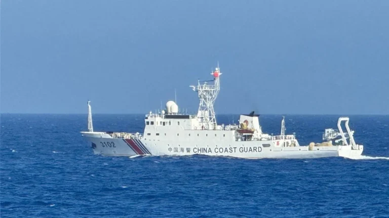 Buque guardacostas patrullando aguas disputadas en mar de China Meridional